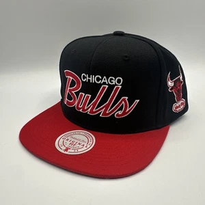 Mitchell & Ness Chicago Bulls Team Script 2.0 Mütze verstellbar Druckknopflasche Seitenaufnäher - Bild 1 von 13
