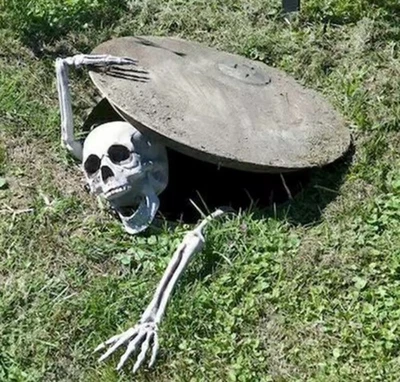 GROUND BREAKING SKELETON PROP LED EYES HALLOWEEN PARTY GARDEN DECORATION BONES - Image 1 of 4