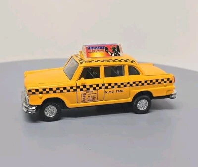 Статуя Свободы такси Нью-Йорк - двери открыты - откатывается назад, чтобы идти вперед автомобиль игрушка - Изображение 1 из 4