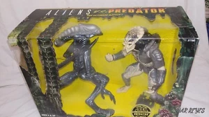 "ALIENS VS. PREDATOR" Double 10 inch figure by KENNER - Picture 1 of 7