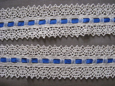 CUENTAS CLUNY VINTAGE DE GANCHILLO DE ALGODÓN CRUDO DE 4 YARDAS CON CINTA DE SATÉN AZUL REAL L. Foto 1 de 2