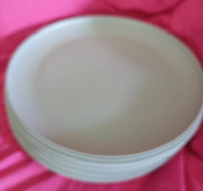 12 pcs - Gray Round Plastic Plate, 10.5 inch - Image 1 of 4