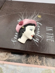 Vintage Frauenkopf Brosche rosa Baskenmütze Feder Rose - Retro Anstecknadel 40er Jahre Stil - Bild 1 von 5