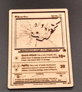 Pikachu | Carta Pokemon 3D Taglio Legno con Supporto | 4,5" x 3,25" | Arte/Regalo - Foto 1 di 24