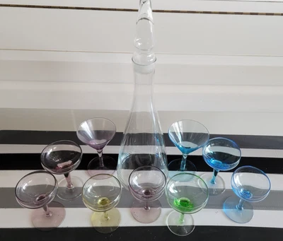 JUEGO DE 10 PIEZAS JARRA CRISTAL TRANSPARENTE TAPÓN HUECO Y 9 CORDIALES VINO MULTICOLORES Foto 1 de 4