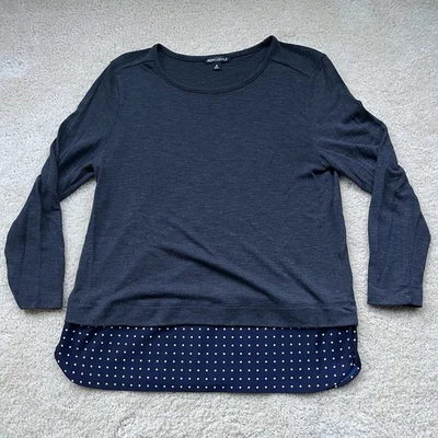 Blusa gris para mujer J.Crew Mercantile con dobladillo tejido a lunares azules - talla M - usada en excelente estado Foto 1 de 4