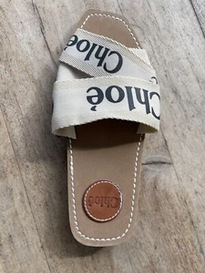 Sandalia CHLOE Woody Slide 39 Correa Beige Letras Negras **Zapato Derecho Solo Amputado - Imagen 1 de 3