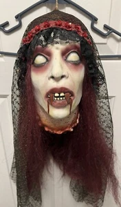 Halloween hängende abgetrennte Kopf Dekoration, gruselige lebensgroße blutige schwarze Spitze - Bild 1 von 16
