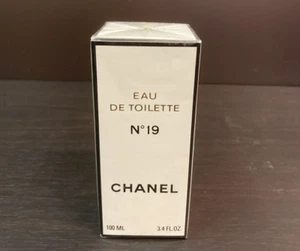 Vintage Chanel No 19 Eau de Toilette Paris Parfum Atomiseur 100ml unopened - Picture 1 of 4