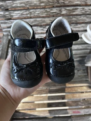 Zapatos de charol negro derecho zancada talla 5 para niños pequeños, fáciles de poner con correa Foto 1 de 4