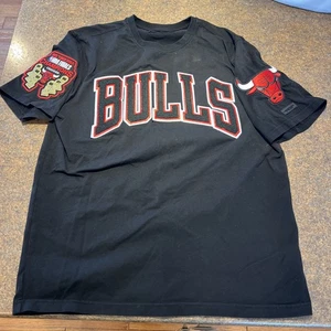 Maglietta Pro Standard Chicago Bulls Patch Uomo L NBA Champs Grafica Nera - Foto 1 di 3