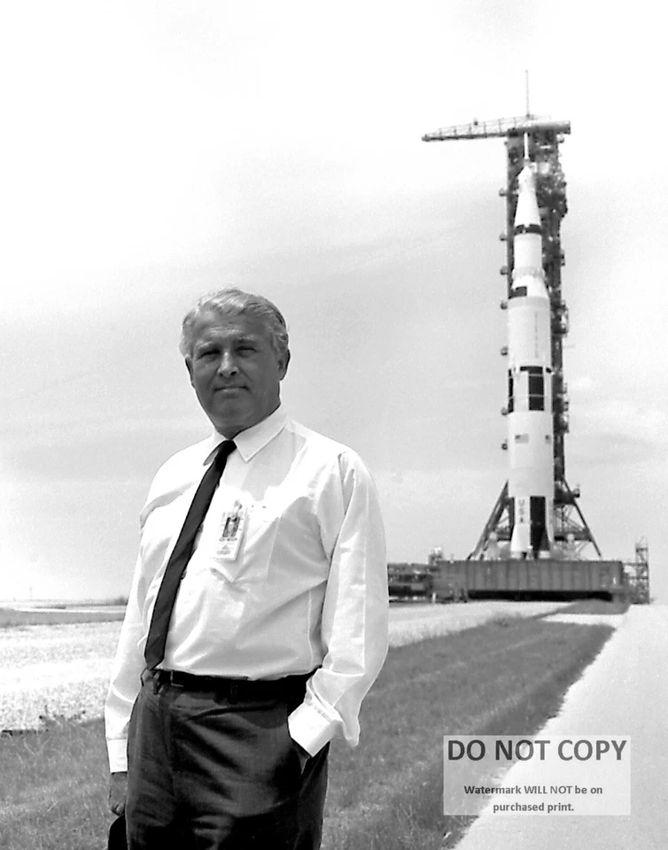 11X14 NASA PHOTO - WERNHER VON BRAUN IN FRONT OF THE APOLLO 11 SATURN V (EP-173) - Image 1 of 1