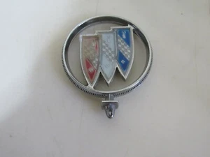 Vintage 1979-1985 Buick Car Front Hood Ornament Emblem - Imagen 1 de 6
