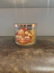 NEU! Bath & Body Works (Kürbis Erdnusskrokant) 3-Docht-KERZE GROß - Bild 1 von 2