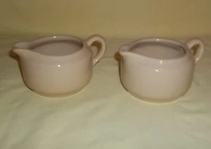 Set vintage di due creme/brocche Buffalo China Cafe marrone chiaro  - Foto 1 di 5
