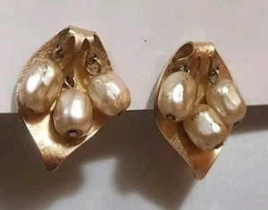 Beautiful Vintage EMMONS Leaf With Dangle Pearls Earrings Gold Tone Clip On - Picture 1 of 3