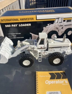 1/25 First Gear International Harvester 560 Pay Loader Demo White - Image 1 of 4