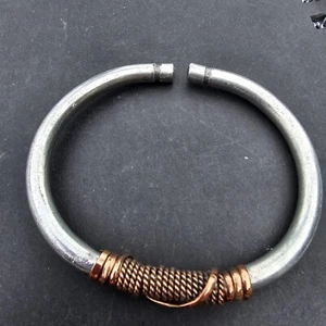 Africano - Pulsera Girada Metal y Cobre Color Plata - Hecha a Mano Kenia - Nueva - Imagen 1 de 3