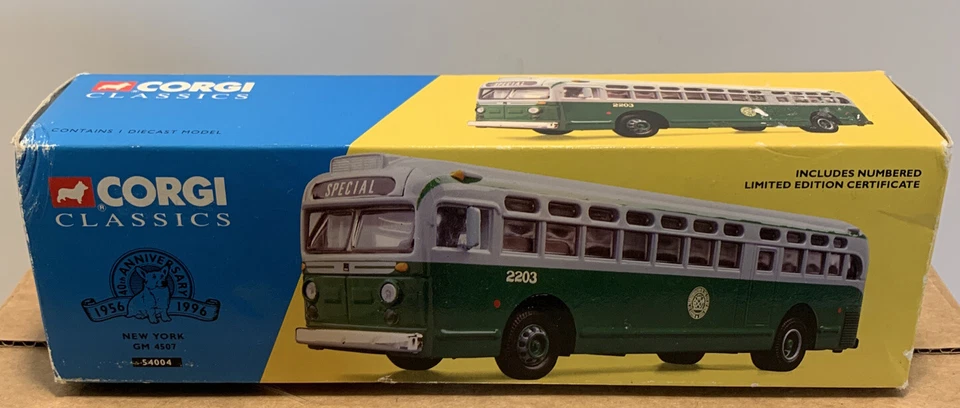 CORGI CLASSICS BUS 5 Th Avenue Coach GM 4507 1/50 SCALE (Last One)