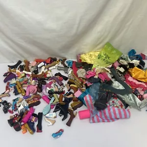 Grande lotto di vestiti, scarpe e accessori vintage per bambole Barbie/Bratz - Foto 1 di 7