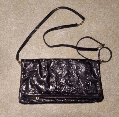 JOSEPH CHARLES BANDOLERA PLEGABLE CUERO NEGRO CON TACHUELAS DORADAS. Foto 1 de 4