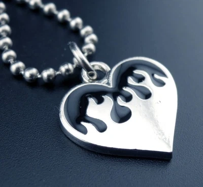 Collar Corazón Negro Cadena Inoxidable Nuevo Colgante Llameante Esmalte Llamas Joyería Foto 1 de 4