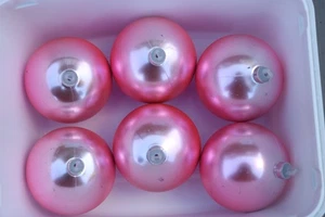 6 rosa Christbaumkugeln (matt) 21 cm Umfang 7 cm Durchmesser Portofrei UK - Bild 1 von 7