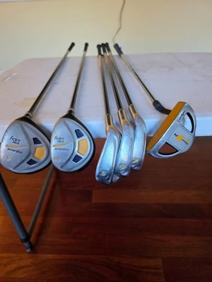 topflight XLj golf clubs 5 wood, 5h, 7, 9, sw and putter - Image 1 of 2