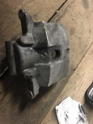 Pinza de freno lateral izquierdo Chrysler 200 2015 2016 2017 Competir conductor fabricante de equipos originales más barato Foto 1 de 4