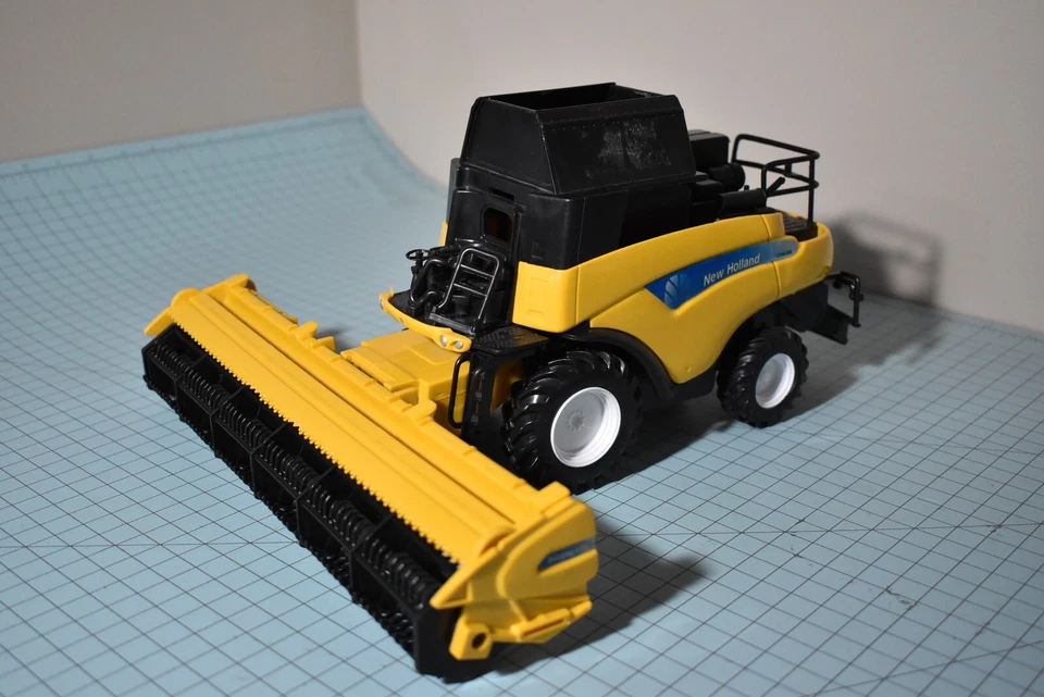 NewRay 5763 New Holland CR9090 For Parts or Repair - Image 1 of 4