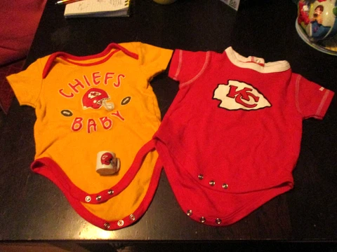 NEW NFL KANSAS CITY CHIEFS BABY 1 PIECES Szs. 1-3/6 & 1-12 MTHS & VTG.,MINI MUG Cover