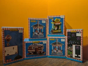 Lemax 4th July Summer Trailer Lemonade Popcorn Stand Park Pavillon Dorf Lot Set - Bild 1 von 5