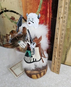 Weiße Büffeltänzerin Kachina Puppe Krieger 7 Zoll Navajo Künstler signiert nummeriert mit Etikett - Bild 1 von 11