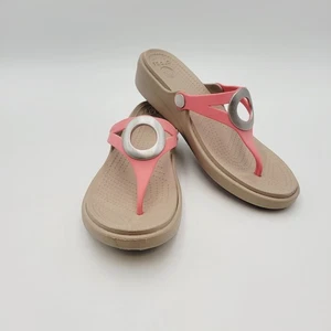 Crocs Sanrah Damen-Flip-Sandale matt Kreis Keilabsatz Größe 8 koralle/tumbleweed  - Bild 1 von 13