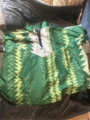Nike Nigeria Verde Poncho Chaqueta Abrigo Lluvia Naija Suelto CU1405-302 Para hombres Talla Única Foto 1 de 4