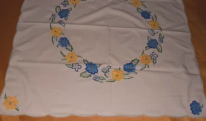 Alte Tischdecke Deckchen mit Stickerei bunte Blumen Tischdeko 79 x 76 cm (13363) - Bild 1 von 5