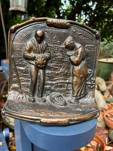 1 solo sujetalibros antiguo de latón macizo de principios de 1900 'El Ángelus' campesinos rezando - Imagen 1 de 9