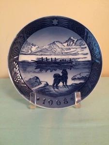 Plato de Navidad Royal Copenhague 1968 El último Umiak azul cobalto Dinamarca - Imagen 1 de 4