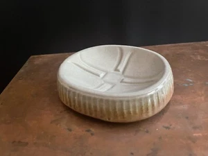 Jabonera artesanal de cerámica terrosa marrón neutra boho de mediados de siglo para baratija y cuchara reposapiés - Imagen 1 de 5