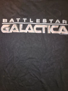 Battlestar Galactica Namensschild SCHWARZ Erwachsene T-Shirt - Bild 1 von 1