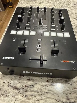 Numark Scratch 24 bits 2 canales Serato DJ Pro DVS mezclador de arañazos con 8 almohadillas + efectos Foto 1 de 3