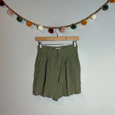 Pantalón corto Tommy Bahama de seda verde oliva de colección Foto 1 de 3