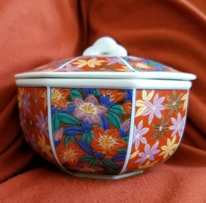 Cuenco octogonal floral dorado rojo azul asiático pintado y firmado a mano de colección con tapa  - Imagen 1 de 8