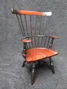 SEDIA WINDSOR VINTAGE IN MINIATURA IN LEGNO MODELLO FATTA A MANO BAMBOLA ORSO SEDIA (D) - Foto 1 di 13