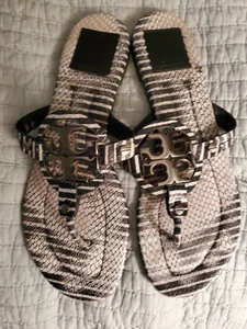 Tory Burch Miller schwarz & weiß Schlangenmuster Leder Metall Logo Sandalen 10 - Bild 1 von 13