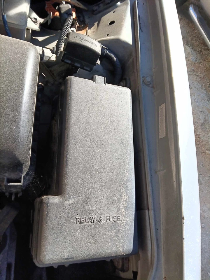 Lexus RX300 1999 caja de fusibles del motor Foto 1 de 1