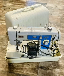 Vintage Brother Project 121 Nähmaschine mit Peddle und Zubehör im Koffer - Bild 1 von 3