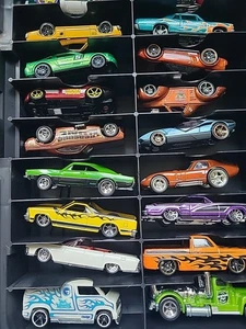 95 Cars In A Hot Wheels 110 Plastic Car Carrying Case  W/Telescopic Handle - Picture 1 of 24