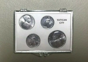 1952 Ciudad del Vaticano Juego de 4 monedas NUEVO UNC POPE PIUS XII 1,2,5,10 LIRAS Soporte de plástico - Imagen 1 de 2