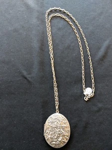 VINTAGE UNMARKED WHITING DAVIS LARGE SILVER TONE EMBOSSED VILLAGE SCENE LOCKET - Picture 1 of 2